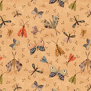 Pu&ograve; includere: Un motivo ripetuto di farfalle e libellule in tonalit&agrave; di marrone, rosso, verde e blu su uno sfondo beige. Gli insetti hanno motivi alari dettagliati e sono sparsi sulla superficie con piccoli punti marroni.