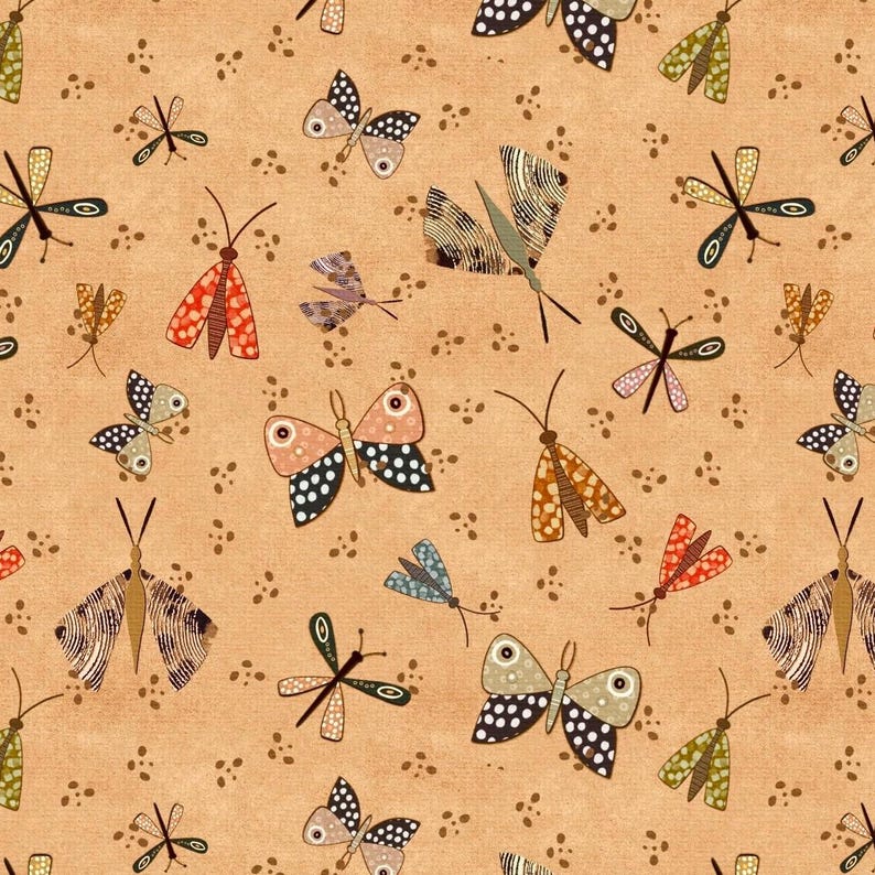 Pu&ograve; includere: Un motivo ripetuto di farfalle e libellule in tonalit&agrave; di marrone, rosso, verde e blu su uno sfondo beige. Gli insetti hanno motivi alari dettagliati e sono sparsi sulla superficie con piccoli punti marroni.