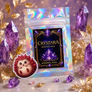 Könnte beinhalten: Eine holografische Booster-Packung mit der Aufschrift Crystara Booster Pack und einer zentralen violetten Kristallgrafik, begleitet von einem Aufkleber eines roten, stacheligen Wesens, umgeben von violetten Kristallen und Goldblättern.