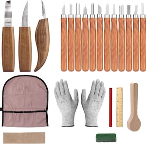 Könnte beinhalten: Ein Satz mit 12 Holzschnitzwerkzeugen mit Holzgriffen, einer Lederrolle, einem Paar grauen Arbeitshandschuhen, einem roten Lineal, einem Holzhammer und einem grünen Schleifstein.