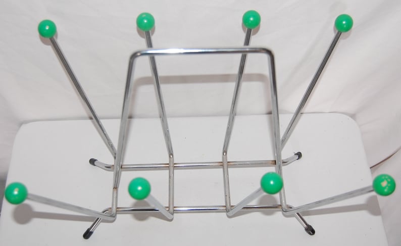 Peut inclure: Un porte-bottes en chrome avec six extr&eacute;mit&eacute;s en forme de boule en plastique vert. Le porte-bottes est con&ccedil;u pour maintenir les bottes debout.