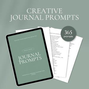 Puede incluir: Una tableta digital que muestra "Journal Prompts" con texto, "Thoughtfully Designed to Support Your Journey". Junto a ella hay hojas sueltas con indicaciones y un gráfico circular que dice "365 indicaciones".