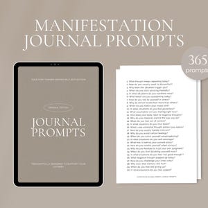 Puede incluir: Una tableta digital y una pila de papel con indicaciones de diario. La tableta muestra "Journal Prompts" y el texto "Your Step Towards Deeper Self-Reflection". El papel tiene 365 indicaciones para la autorreflexión.