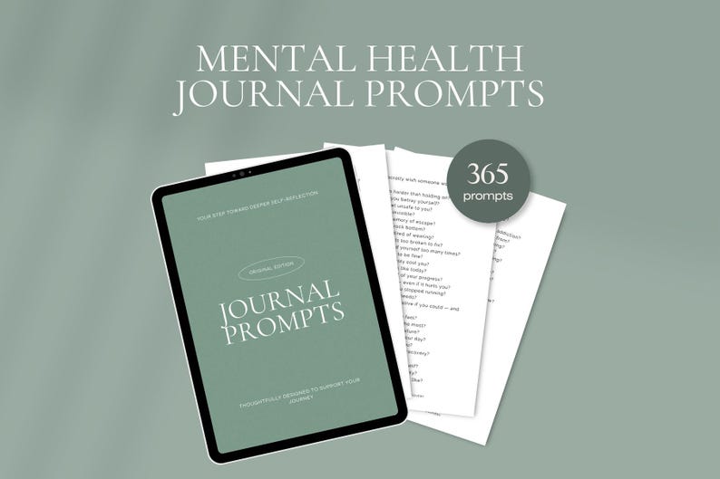 Peut inclure: Une tablette num&eacute;rique et plusieurs feuilles de papier avec des invites de journal. La tablette affiche "Journal Prompts" dans une police serif, avec le texte "Original Edition" et "Thoughtfully Designed to Support Your Journey." Un graphique circulaire indique "365 invites."