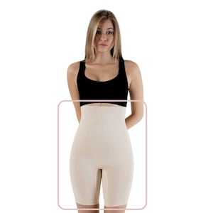 Puede incluir: Shorts moldeadores de cintura alta de color beige con un diseño liso y sin costuras. Los shorts tienen una cintura ancha y proporcionan control del vientre.
