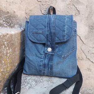 Zaino in denim ecologico con patta. Zaino in denim fatto a mano, sostenibile e pronto all'uso