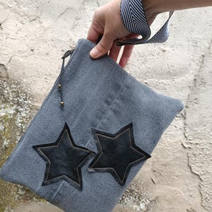 Clutch vaquero reciclado, hecho a mano, con correa de mano. Moda sostenible con estilo