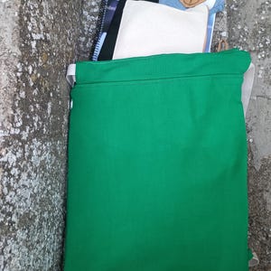 Trasera limpia de este bolso mochila al igual que el vestido del que procede