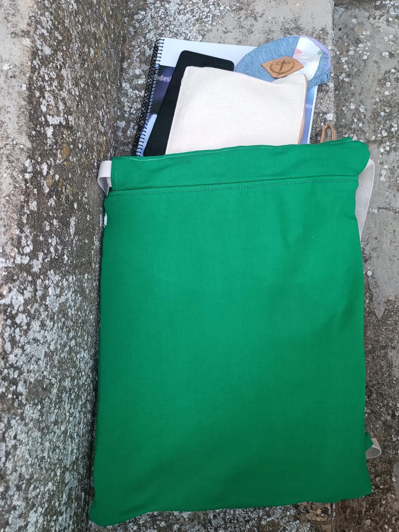 Trasera limpia de este bolso mochila al igual que el vestido del que procede