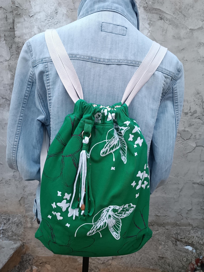 Mochila de cordones verde con estampado en blanco. Mochila ligera, resistente