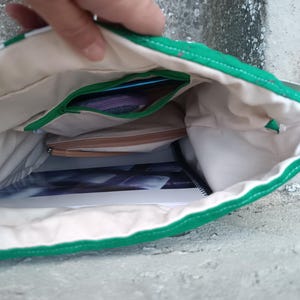 El bolsillo interior de esta mochila reciclada está situado arriba, para evitar robos