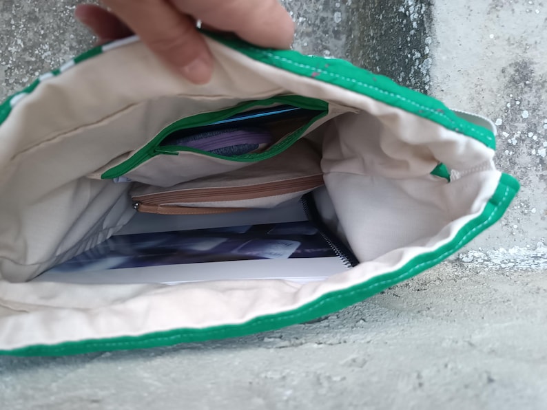 El bolsillo interior de esta mochila reciclada está situado arriba, para evitar robos