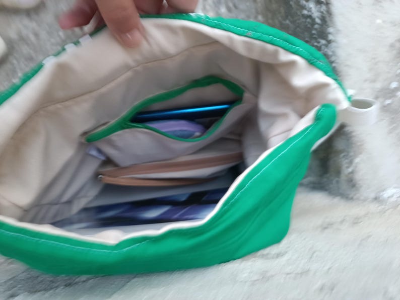 Esta mochila verde tiene un bolsillo interior con cremallera para guardar tus objetos más preciados