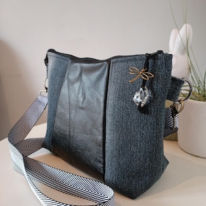 Sac en denim recyclé avec simili cuir. Sac à bandoulière en denim élégant, durable et fait main pour femme.