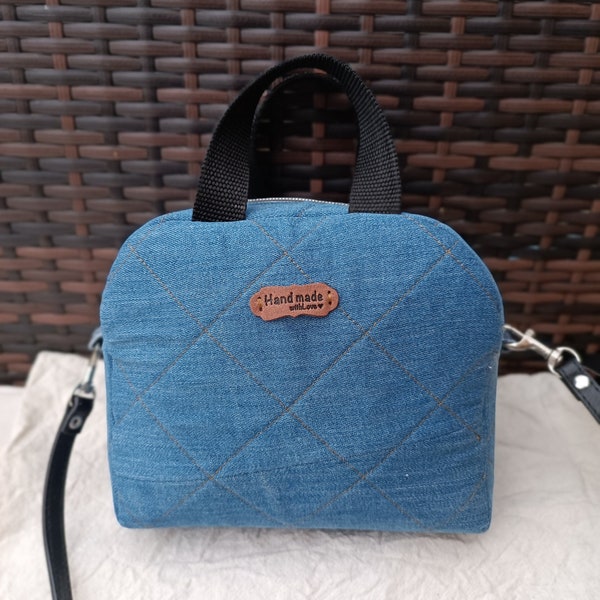 Handgefertigter Kulturbeutel aus recyceltem Denim. Öko-Jeans-Kulturbeutel für Damen. Schminktasche für unterwegs. Nachhaltiger Denim-Kulturbeutel