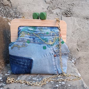 Cowboy-Clutch mit Vintage-Holzknebel: Das perfekte Accessoire für Ihre Sommerausflüge
