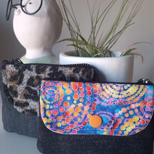 Cartera Vaquera Boho con Espacio para tus Tarjetas - Moda responsable hecha a mano de materiales reciclados.