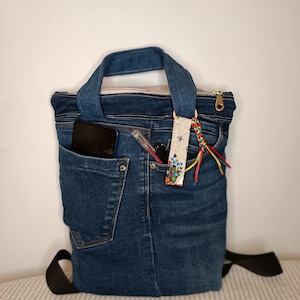 Handgefertigter Rucksack aus recyceltem Denim. Jeanstasche im modernen und lässigen Stil für Männer oder Frauen. Urbaner Rucksack für den täglichen Gebrauch