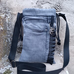 Portacellulare in denim riciclato. Borsa con coulisse in denim: borsa a tracolla in denim per viaggi o passeggiate.