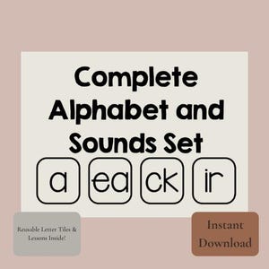 Puede incluir: Un gráfico educativo digital titulado Complete Alphabet and Sounds Set que presenta cuatro fichas cuadradas con las letras a, ea, ck e ir. Debajo del título, un recuadro gris dice Reusable Letter Tiles & Lessons Inside! y un recuadro marrón dice Instant Download.