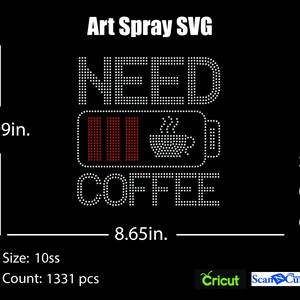 Może przedstawiać: Czarny projekt graficzny z napisem "NEED COFFEE" w białych kropkach, przedstawiający filiżankę kawy i ikonę baterii. Projekt ma 22,8 cm wysokości i 21,9 cm szerokości. Zawiera formaty plików SVG, DXF i EPS.