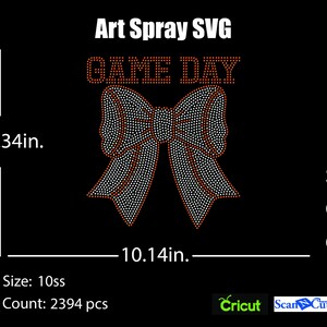 Puede incluir: Diseño gráfico negro con el texto "Art Spray SVG" y "GAME DAY". Un gran diseño de lazo está en el centro, hecho de puntos blancos con un contorno rojo. El diseño mide 28,8 cm de alto y 25,8 cm de ancho.