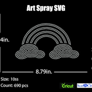 Op de afbeelding: Een strass regenboogontwerp, 12,55 cm hoog en 22,33 cm breed, met twee wolkvormen. De tekst "Art Spray SVG" staat bovenaan. Het ontwerp bevat 690 stenen van 10ss. Bestandsformaten: svg, dxf, eps.