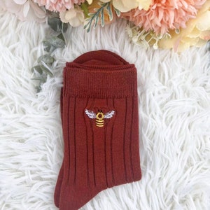 Biene gestickte Socken, Tierliebhaber, modische Socken, bequeme Socken, strukturierte Socken, süße Socken, Geschenk für Freunde, warme Baumwollsocken Rot