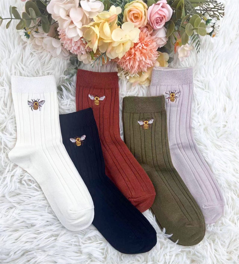 Biene gestickte Socken, Tierliebhaber, modische Socken, bequeme Socken, strukturierte Socken, süße Socken, Geschenk für Freunde, warme Baumwollsocken Bild 2