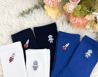 Astronaut geborduurde sokken, raket geborduurde sokken, sportsokken, creatieve sok, leuke sokken, cadeau-ideeën, comfortabele dagelijkse sok, Space Crew sokken