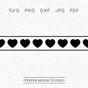 Op de afbeelding: Zwart hartrandontwerp met de tekst "SVG PNG DXF JPG PDF" bovenaan en "PEPPER MOON STUDIO" onderaan. Het ontwerp toont zeven zwarte harten tussen twee horizontale lijnen.