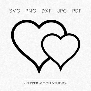 Puede incluir: Ilustración en negro de dos corazones superpuestos. La parte superior de la imagen incluye el texto "SVG PNG DXF JPG PDF". La parte inferior de la imagen incluye el texto ". PEPPER MOON STUDIO ."