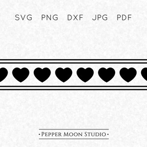 Può includere: Un design a bordo di cuori neri con il testo "SVG PNG DXF JPG PDF" in alto. Il design include otto cuori neri tra due linee nere parallele. Il testo "PEPPER MOON STUDIO" è in basso.