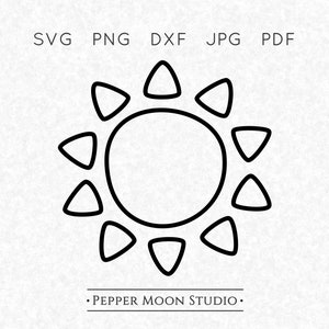 Puede incluir: Un diseño de sol en blanco y negro con un centro circular y rayos triangulares. La imagen incluye el texto "SVG PNG DXF JPG PDF" en la parte superior y "PEPPER MOON STUDIO" en la parte inferior.
