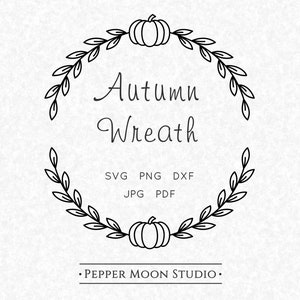 Peut inclure: Un graphique numérique en noir et blanc représentant une couronne circulaire composée de feuilles et de deux citrouilles. Le texte indique Autumn Wreath, SVG PNG DXF JPG PDF et Pepper Moon Studio. Le design est sur un fond blanc texturé.