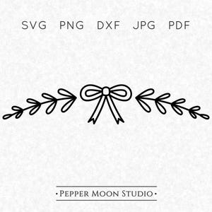 Może przedstawiać: Czarno-biały rysunek liniowy dekoracyjnej kokardy z liśćmi po obu stronach. Obraz zawiera tekst "SVG PNG DXF JPG PDF" na górze i "Pepper Moon Studio" na dole.