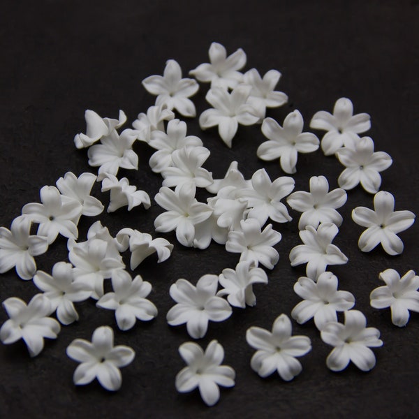 Petites perles de fleurs blanches en argile polymère pour la fabrication de bijoux 12-14 mm, perles faites à la main, fabrication de diadème de fleurs perlées, fleur à cinq pétales