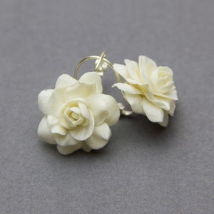 Pendientes de gardenia blanca, pendientes de dama de honor, pendientes florales de novia, regalo del día de la madre, pendientes boho, regalo para la hermana de la novia