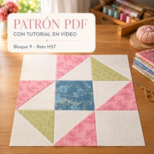 Op de afbeelding: Een vierkant quiltblok met een centraal blauw bloemenblok omringd door driehoeken van roze bloemenstof, groene bloemenstof en effen witte stof. De tekst PATRÓN PDF CON TUTORIAL EN VÍDEO Bloque 9 Reto HST staat in een wit kader boven het quiltblok.