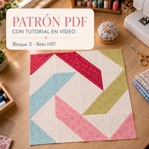 Puede incluir: Un bloque de patchwork cuadrado con un patrón geométrico de triángulos en telas florales rojas, azul claro, rosas y verde oliva, intercalados con triángulos blancos lisos. El texto superpuesto dice: PATRÓN PDF CON TUTORIAL EN VÍDEO Bloque 3 · Reto HST.