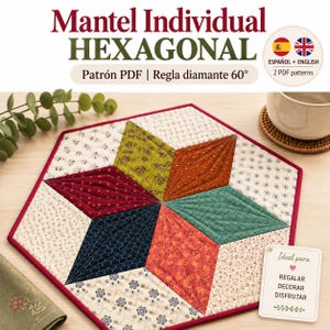 Puede incluir: Un mantel individual hexagonal acolchado con un patrón de estrella formado por seis segmentos de tela en forma de diamante en tonos oliva, óxido, verde azulado, coral y azul marino, rodeados de tela floral crema. El texto dice Mantel Individual HEXAGONAL.