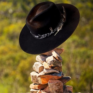 Schwarzer Fedora Outback Hut - Indigener Hut - Personalisierbar | Hochwertiger Hut aus Woll-Filz | Handgefertigt | Geschenkidee | Unisex |