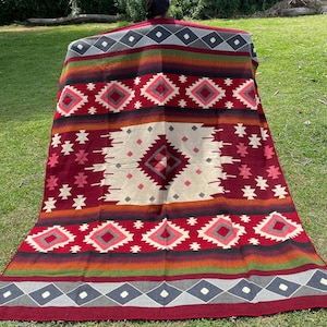 Manta de alpaca hecha a mano, diseño Navajo rojo, azul y blanco con volcán. Hermoso diseño de artesanos locales. ¡Suave y cálida! Ideal para regalar.