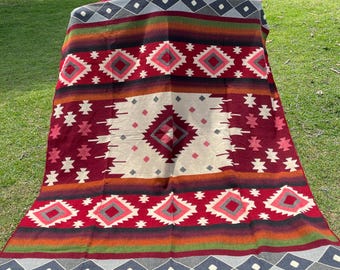 Manta de alpaca hecha a mano, diseño Navajo rojo, azul y blanco con volcán. Hermoso diseño de artesanos locales. ¡Suave y cálida! Ideal para regalar.