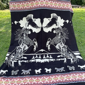 Manta de alpaca hecha a mano con caballos negros y águilas navajo. Hermoso diseño de artesanos locales. ¡Suave y cálida! Ideas para regalos.