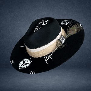 Schwarzer Fedora Outback Hut mit Symbolen - Personalisierbar | Hochwertiger Hut aus Woll-Filz | Handgefertigt | Geschenkidee | Unisex