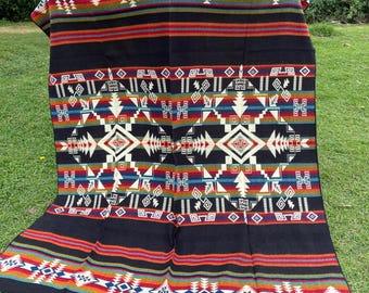 Manta de alpaca hecha a mano, color rojo navajo, negro y volcán. Hermoso diseño de artesanos locales. ¡Suave y cálida! Ideas para regalos.