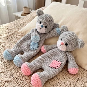 Op de afbeelding: Een rustiek houten bord met de tekst "Welcome to our home" in witte letters. Het bord heeft een verweerde afwerking en een eenvoudig, uitnodigend ontwerp, ideaal voor entree decoratie.