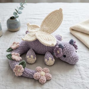 Virkmönster Drake PDF, Amigurumi Fedrake, Blommadrake Plysch, Digital Nedladdning, Stort Chenillegarnmönster