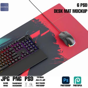 Op de afbeelding: Een mockup van een rode en zwarte bureau mat met een zwart toetsenbord en muis. De mat heeft een grafisch ontwerp met een rood en zwart kleurenschema. De tekst "6 PSD DESK MAT MOCKUP" staat bovenaan de afbeelding.